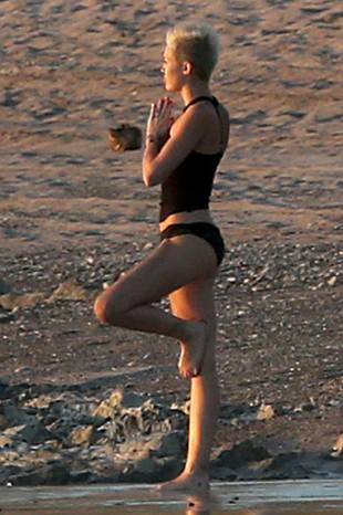 Miley Cyrus yoga yaparken görüntülendi