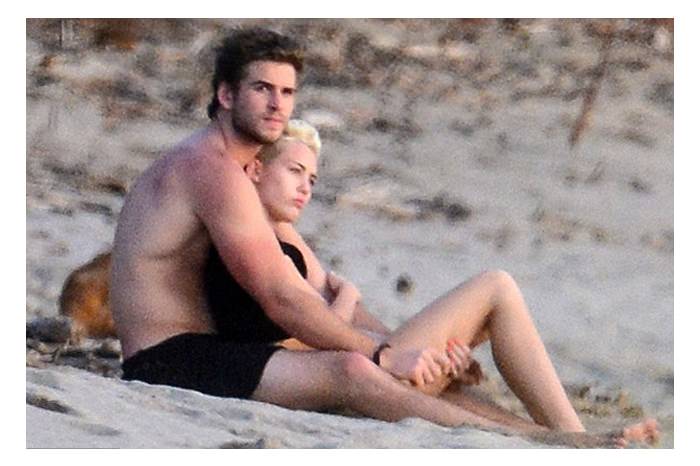 Miley Cyrus yoga yaparken görüntülendi