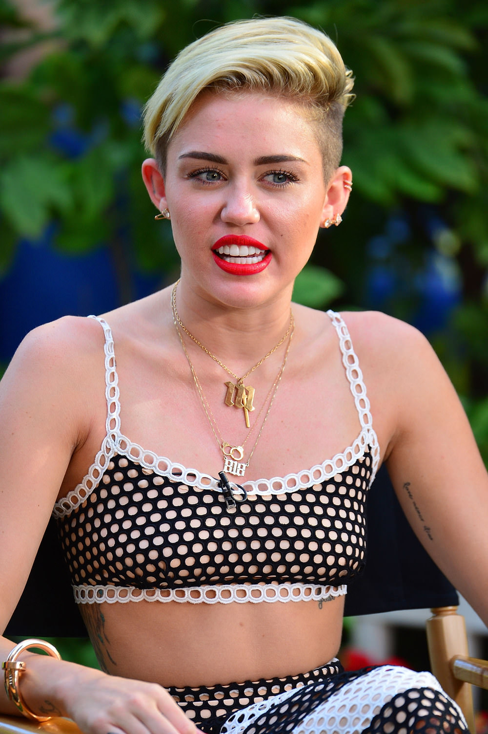Miley Cyrus yoga yaparken görüntülendi