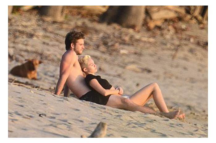 Miley Cyrus yoga yaparken görüntülendi