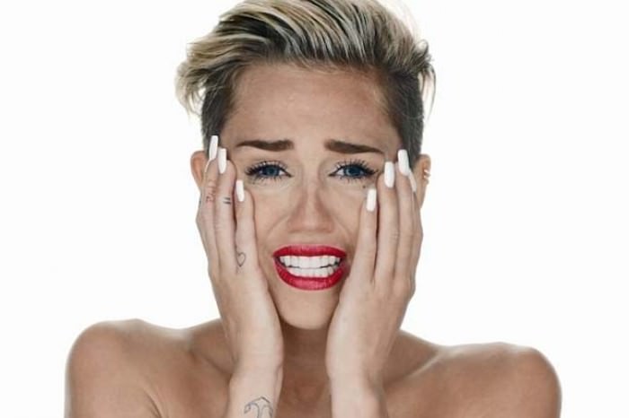 Miley Cyrus yoga yaparken görüntülendi