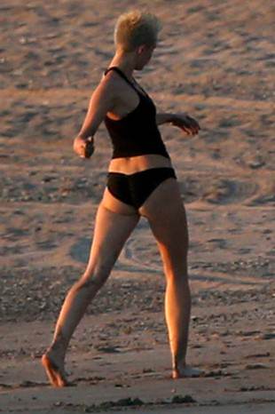 Miley Cyrus yoga yaparken görüntülendi