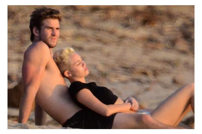 Miley Cyrus yoga yaparken görüntülendi