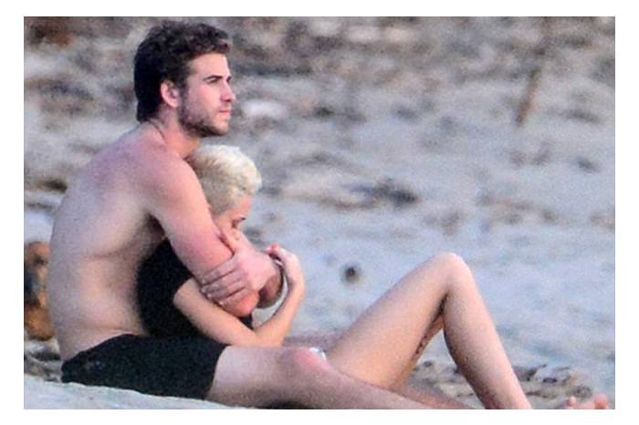 Miley Cyrus yoga yaparken görüntülendi