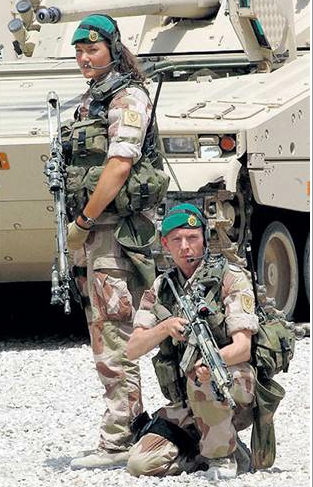 Kadınlarla erkekler aynı koğuşta