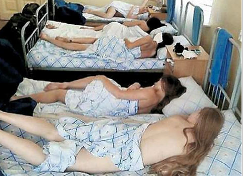 Kadınlarla erkekler aynı koğuşta