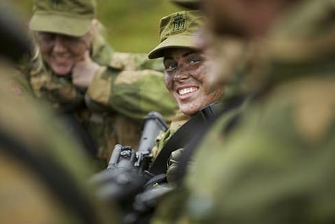 Kadınlarla erkekler aynı koğuşta