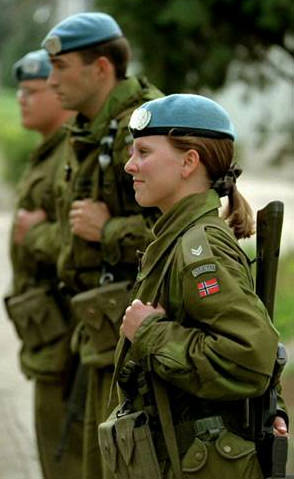 Kadınlarla erkekler aynı koğuşta