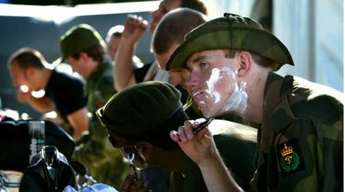 Kadınlarla erkekler aynı koğuşta