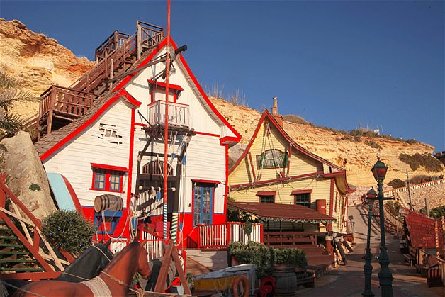 Terk edilmiş film setleri