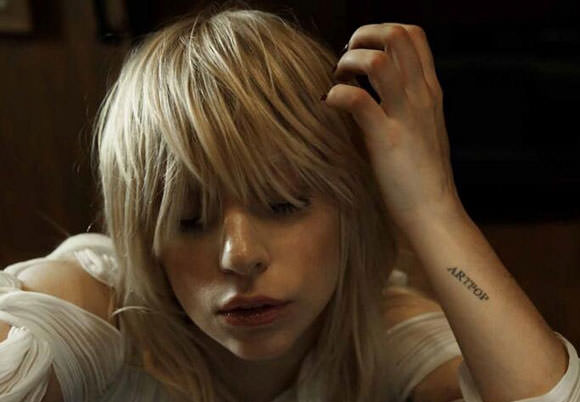 Lady Gaga Porter'a ilginç pozlar verdi