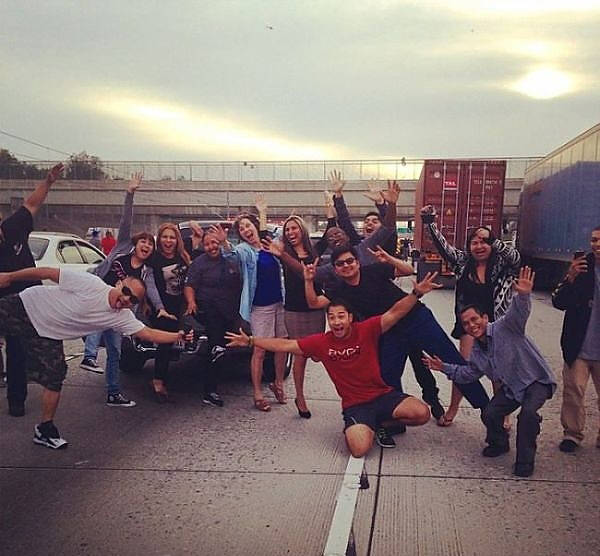 İntihar eden adamın önünde selfie çektiler