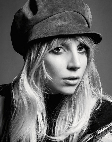 Lady Gaga Porter'a ilginç pozlar verdi