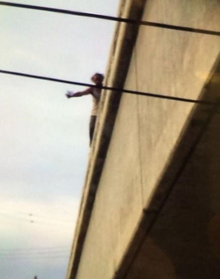 İntihar eden adamın önünde selfie çektiler