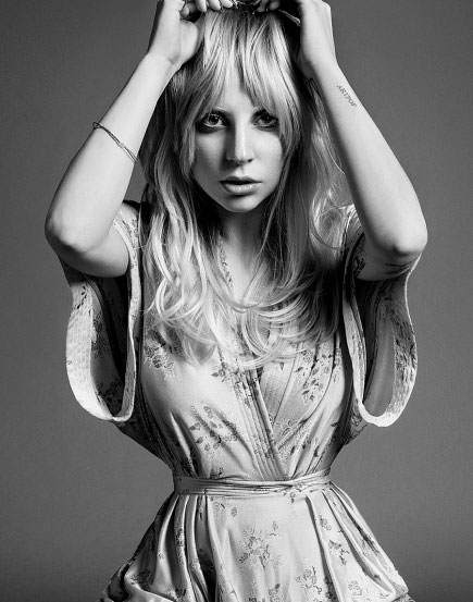 Lady Gaga Porter'a ilginç pozlar verdi