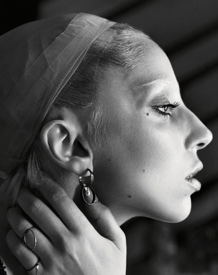 Lady Gaga Porter'a ilginç pozlar verdi