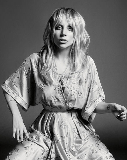 Lady Gaga Porter'a ilginç pozlar verdi