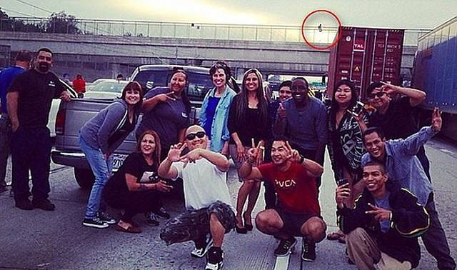 İntihar eden adamın önünde selfie çektiler