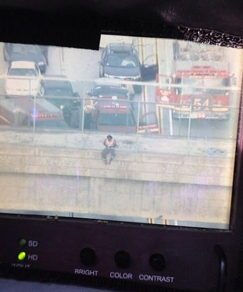 İntihar eden adamın önünde selfie çektiler