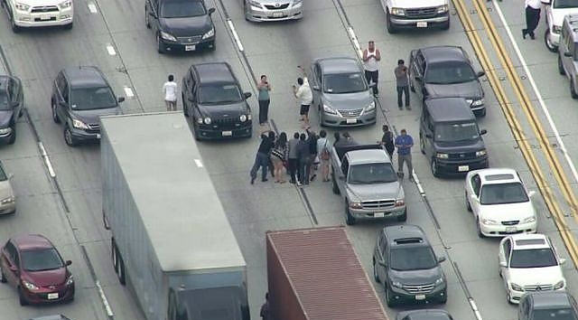 İntihar eden adamın önünde selfie çektiler