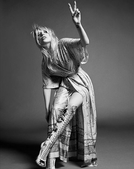 Lady Gaga Porter'a ilginç pozlar verdi