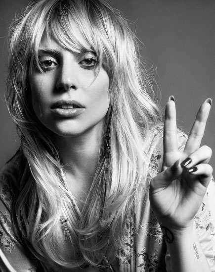 Lady Gaga Porter'a ilginç pozlar verdi