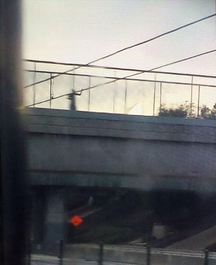 İntihar eden adamın önünde selfie çektiler