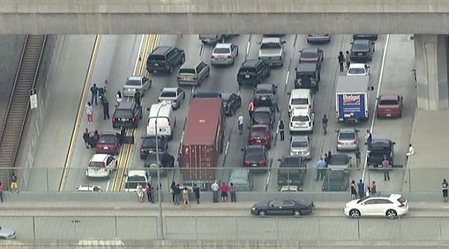 İntihar eden adamın önünde selfie çektiler