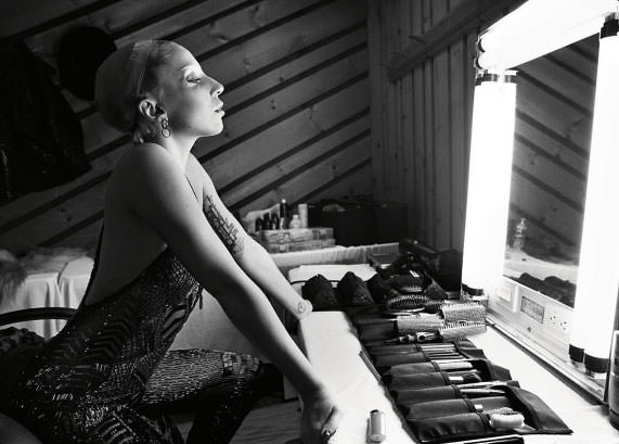 Lady Gaga Porter'a ilginç pozlar verdi