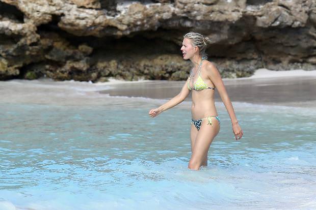 Karalina Kurkova tatilde