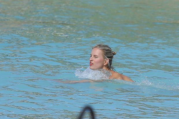 Karalina Kurkova tatilde