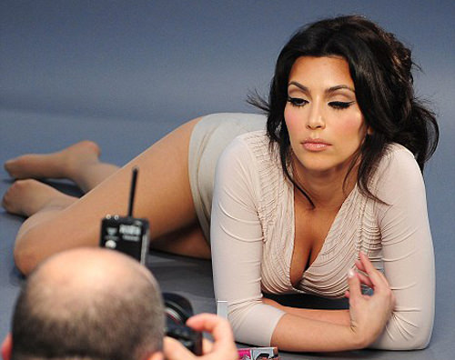 Kim Kardashian'ın kalçaları olay yarattı!