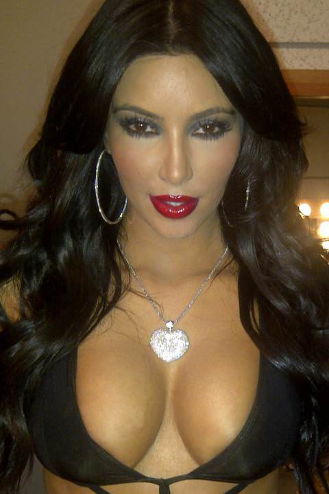 Kim Kardashian'ın kalçaları olay yarattı!