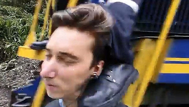 Selfie modasına uydu, tekmeyi yedi