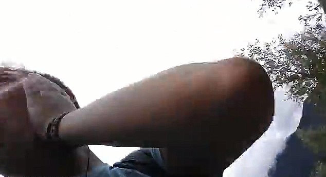 Selfie modasına uydu, tekmeyi yedi