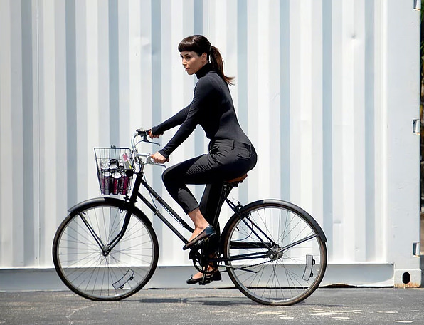 Kim Kardashian bisikletten düştü