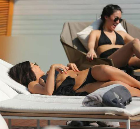 Kim Kardashian bisikletten düştü