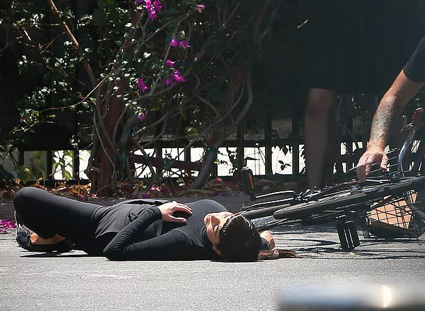 Kim Kardashian bisikletten düştü