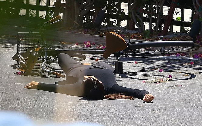 Kim Kardashian bisikletten düştü