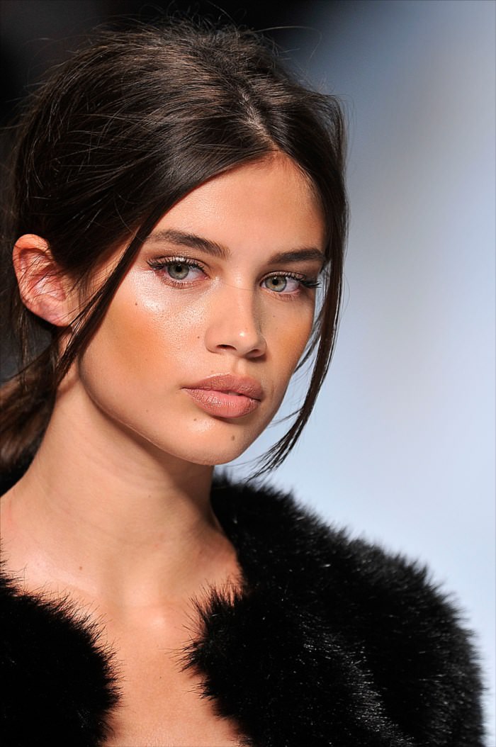 Portekizli model Sara Sampaio dünyayı geziyor!