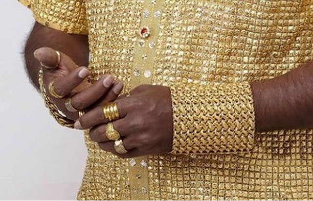 Kadınları etkilemek için altın gömlek yaptırdı