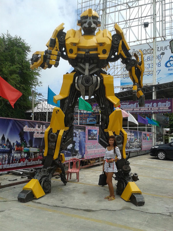 Eski araba parçalarından Transformers robotlarını yaptı