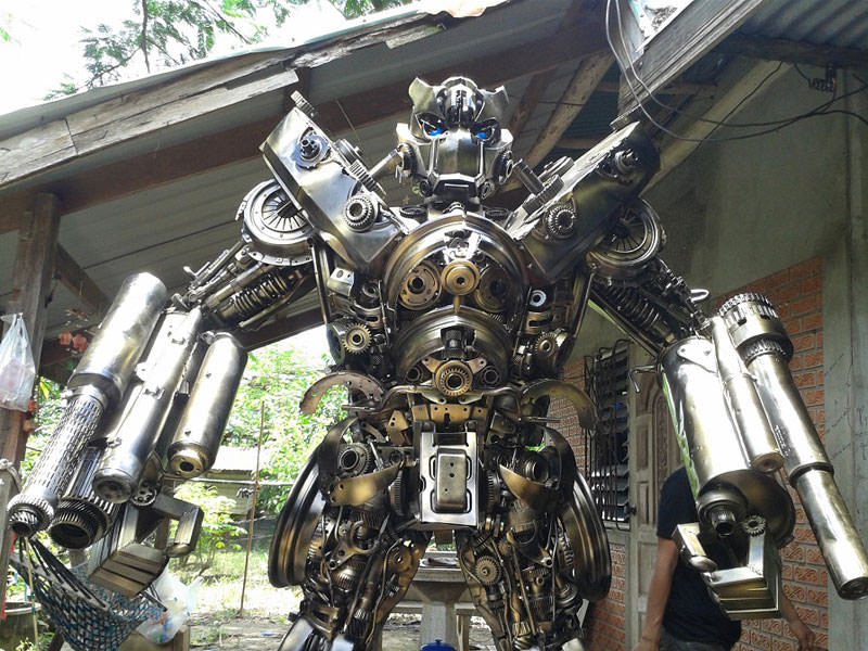 Eski araba parçalarından Transformers robotlarını yaptı