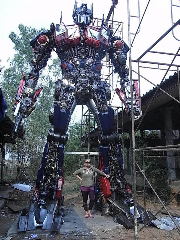 Eski araba parçalarından Transformers robotlarını yaptı