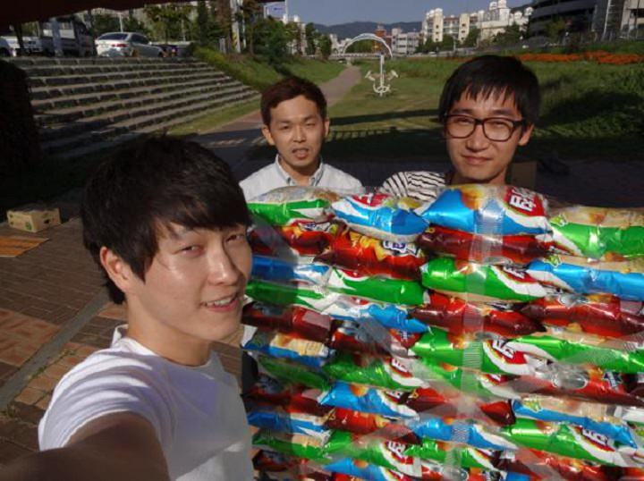 Patates cipsi poşetlerinden tekne yaptılar