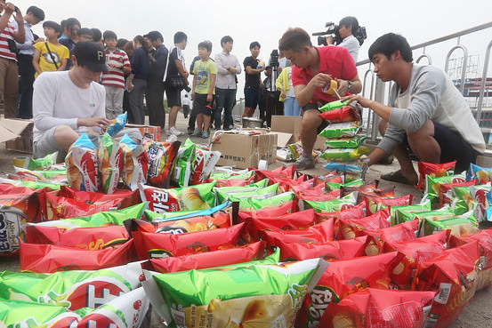 Patates cipsi poşetlerinden tekne yaptılar