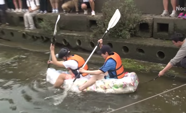 Patates cipsi poşetlerinden tekne yaptılar