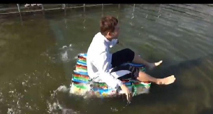 Patates cipsi poşetlerinden tekne yaptılar