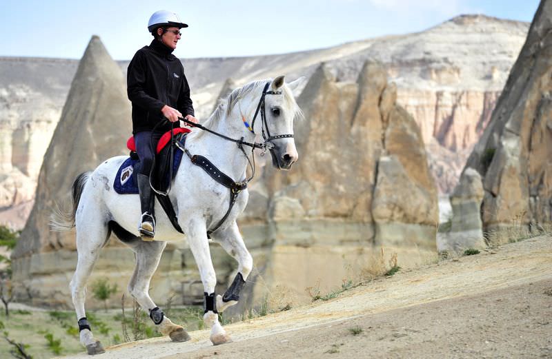 Kapadokya vadilerini at sırtında geziyorlar