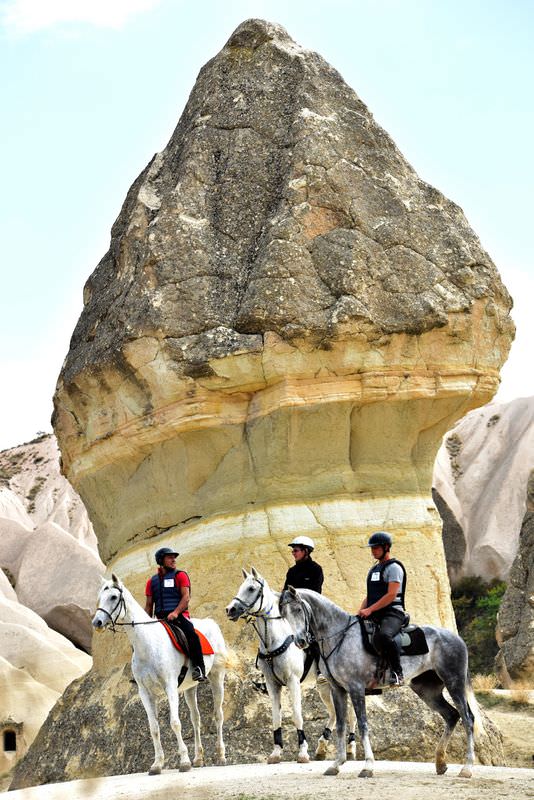 Kapadokya vadilerini at sırtında geziyorlar